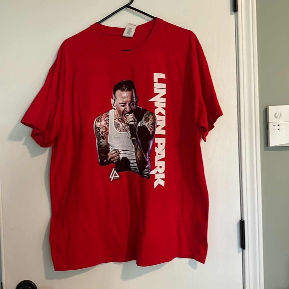 Chester Bennington Linkin Park extra large t shirt in red.